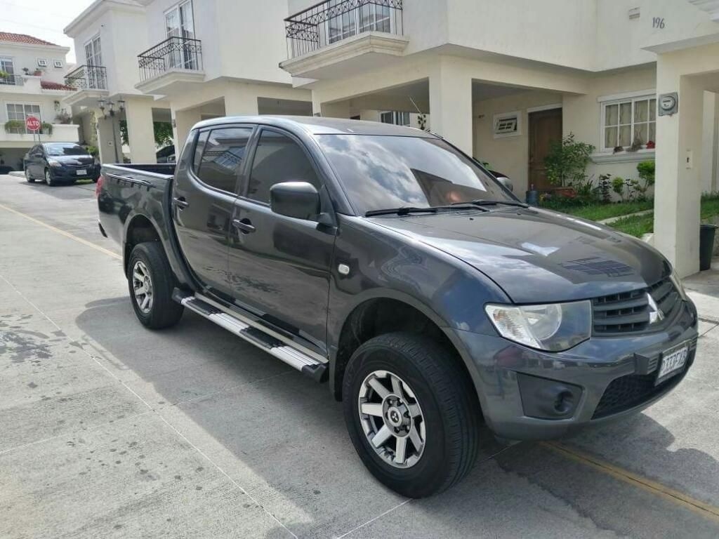 Pick Up Mitsubishi L200 Modelo 2015 - Venta De Carros En Guatemala